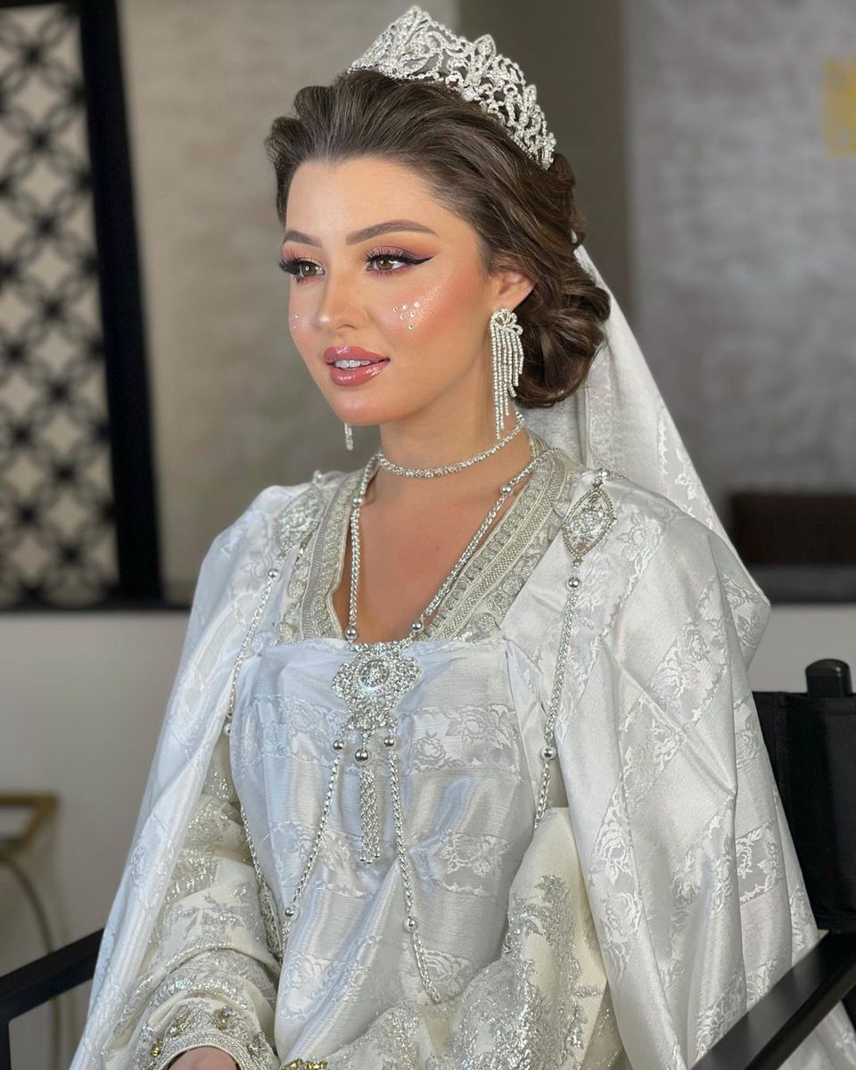 Mariée en tenue traditionnelle, photo authentique fournie pour le parcours Mariée Jasmine Skin